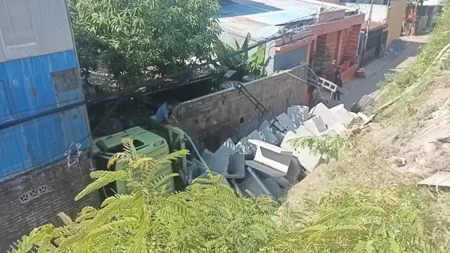 Truk 10 roda terjun dari turunan Flyover Galangan Kapal di Kelurahan Kaluku Bodoa, Kecamatan Tallo, Kota Makassar. (Liputan6.com/Fauzan)