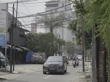 Sejumlah kendaraan melintasi ruas jalan kawasan Kemang, Jakarta, Minggu (12/5/2019). Rencana pembangunan fisik penataan ruang jalan atau pedestrian kawasan Kemang akan dimulai pada akhir Mei 2019 dengan tujuan menjadikan kawasan tersebut sebagai objek wisata. (Liputan6.com/Immanuel Antonius)