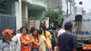 Hampir setiap wilayah di Jakarta kekuarangan air bersih tidak terkecuali di Kelurahan Krukut, Gang Abdullah III, Jakarta Barat. Warga yang kekurangan air bersih mengantri dengan tertib  ketika pasokan air bersih datang. 