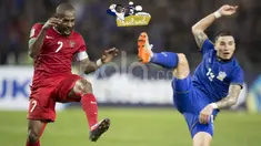 Kapten Timnas Indonesia, Boaz Solossa (kiri), berebut bola dengan pemain Thailand, Tristan Do, dalam laga leg kedua final Piala AFF 2016 di Stadion Rajamangala, Bangkok, Thailand, Sabtu (17/12/2016). (Bola.com/Vitalis Yogi Trisna)