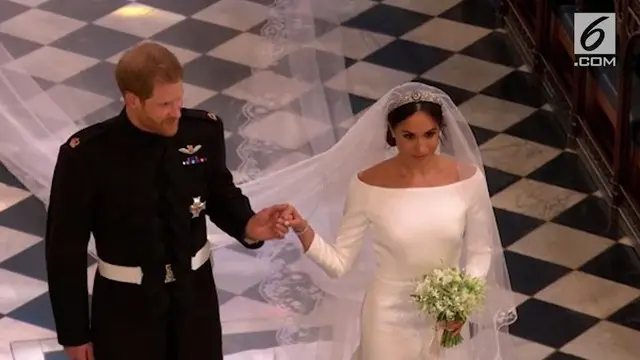 Pangeran Harry dan Meghan Markle akhirnya resmi menikah. Usai ucap janji suci, keduanya pamer ciuman pertama sebagai suami istri.