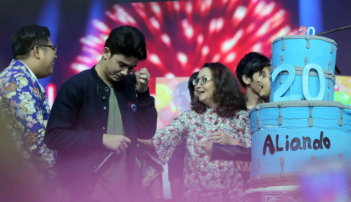 Aliando Syarief lahir di Jakarta pada 26 Oktober, 20 tahun silam. Usai menggelar konser yang bertajuk The Biggest Concert of Magicalicious, Ali mendapatkan banyak kejutan dari orang terdekat dan fansnya. (Deki Prayoga/Bintang.com)