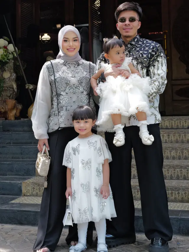 Aurel Hermansyah di siraman Al Ghazali. [@aurelie.hermansyah]