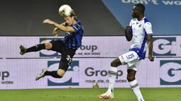 Bek Atalanta, Hans Hateboer, berebut bola dengan pemain Sampdoria pada laga lanjutan Serie A pekan ke-31 di Gewiss Stadium, Kamis (9/7/2020) dini hari WIB. Atalanta menang 2-0 atas Sampdoria. (Gianluca Checchi/LaPresse via AP)