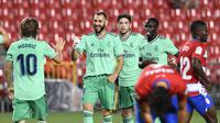 Striker Real Madrid, Karim Benzema, merayakan gol yang dicetaknya ke gawang Granada pada laga lanjutan La Liga pekan ke-36 di di Estadio Nuevo Los Carmenes, Selasa (14/7/2020) dini hari WIB. Real Madrid menang 2-1 atas Granada. (AFP/Jorge Guerrero)