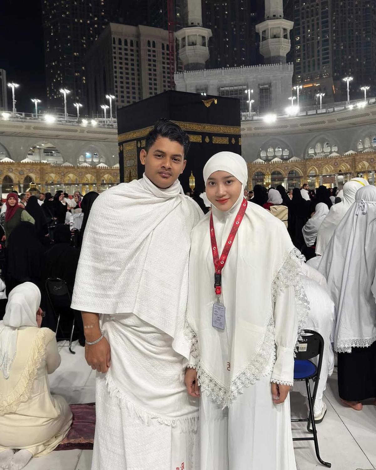 Potret Yeni Inka Berhijab saat Umrah, Kali Ini Bareng Suami dan Anak