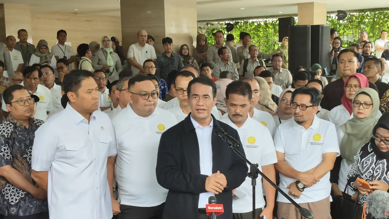 Menteri Pertanian (Mentan) Andi Amran Sulaiman saat melepas bantuan kemanusiaan untuk masyarakat terdampak banjir di Aceh, Sumatera Utara, dan Sumatera Barat.