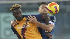 AS Roma sukses meraih poin penuh untuk kembali ke posisi empat besar Liga Italia 2021/2022 dengan menggasak tuan rumah Atalanta 4-1. Giallorossi unggul cepat lewat gol Tammy Abraham di menit pertama pertandingan. (LaPresse via AP/Spada)