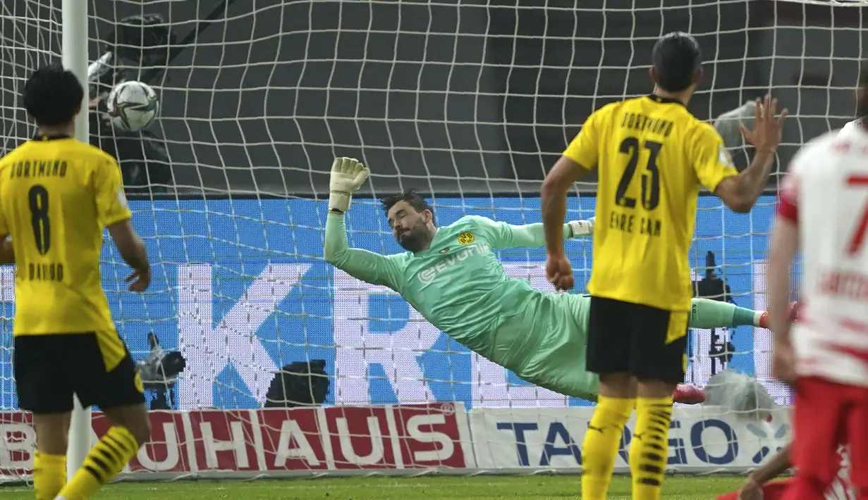 Kiper Borussia Dortmund, Roman Buerki (tengah) gagal membendung tendangan gelandang RB Leipzig, Daniel Olmo yang berbuah gol dalam laga final DFB Pokal 2020/2021 di Olympiastadion, Berlin, Kamis (13/5/2021). Dortmund menang 4-1 atas Leipzig dan menjadi juara. (AP/Michael Sohn/Pool)