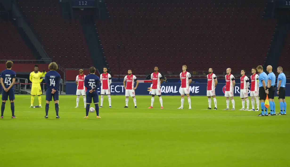 Pemain Ajax dan Midtjylland mengenakan ban lengan hitam saat mengheningkan cipta untuk mengenang legenda sepak bola Diego Armando Maradona sebelum pertandingan Grup D Liga Champions di Johan Cruyff Arena, Amsterdam, Belanda, Rabu (25/11/2020). (AP Photo/Patrick Post)