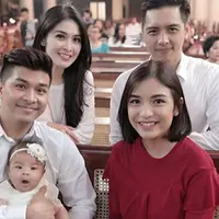 Anak pertama pasangan Chelsea Olivia dan Gleen Alinskie baru saja menjalani prosesi pembaptisan. Potret keceriaan terlihat dari foto-foto yang diunggah dalam akun Instagramnya. (Instagram/chelseaoliviaa)