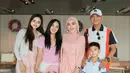 Di awal hubungan, salah satu putri Daniel bahkan mengirim surat penuh kebencian kepada Bella. Mereka menyebut Bella sebagai ‘pelakor’ yang menghancurkan keluarga mereka. Meski begitu, Bella tetap sabar dan menunjukkan ketulusan hatinya. (Liputan6.com/IG/@bellashofie_rigan)