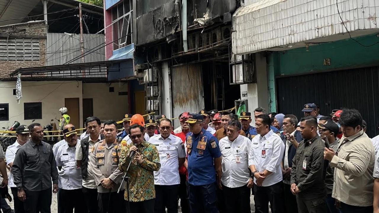 Diperintah Presiden Prabowo, Mendagri Tito Cek Lokasi Kebakaran Gedung Terra Drone
