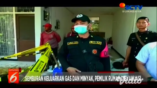 Semburan lumpur di rumah salah seorang warga di Surabaya sampai Selasa siang masih keluar. Petugas dari Perusahaan Gas Negara (PGN), memeriksa di titik semburan lumpur dan menghimbau warga tidak menyalakan rokok atau api di radius 100 meter karena be...