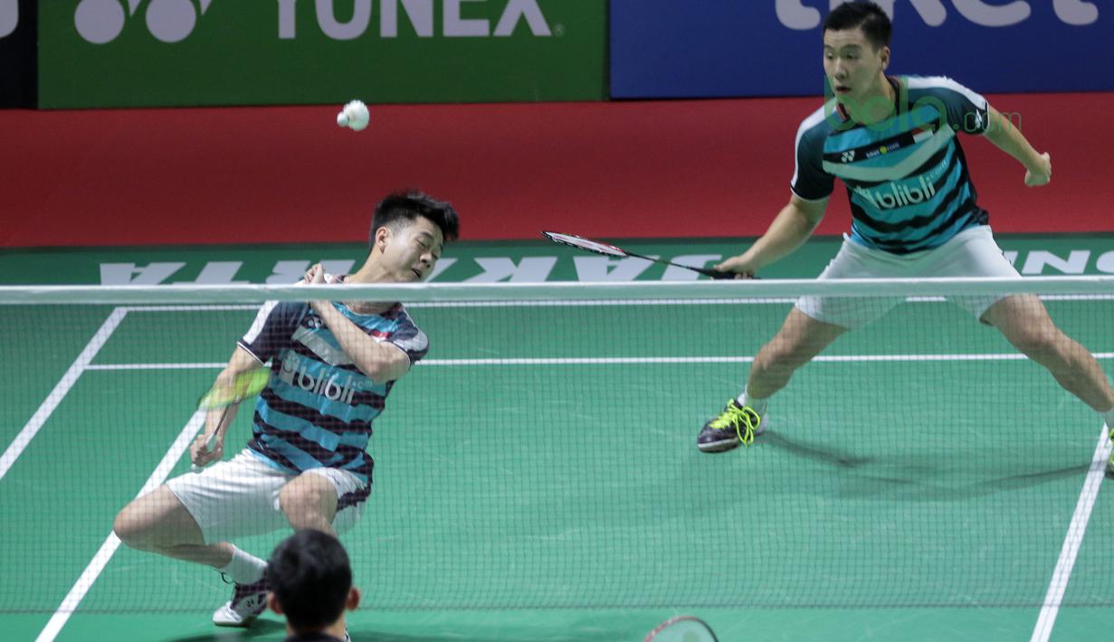 Kevin Sanjaya gagal mengembalikan kok saat melawan Fajar Alfian/Rian Ardianto pada semifinal Indonesia Open 2018 di Istora Senayan, Jakarta, (7/6/2018). Kevin/Marcus menang 21-13, 21-10. (Bola.com/Nick Hanoatubun)