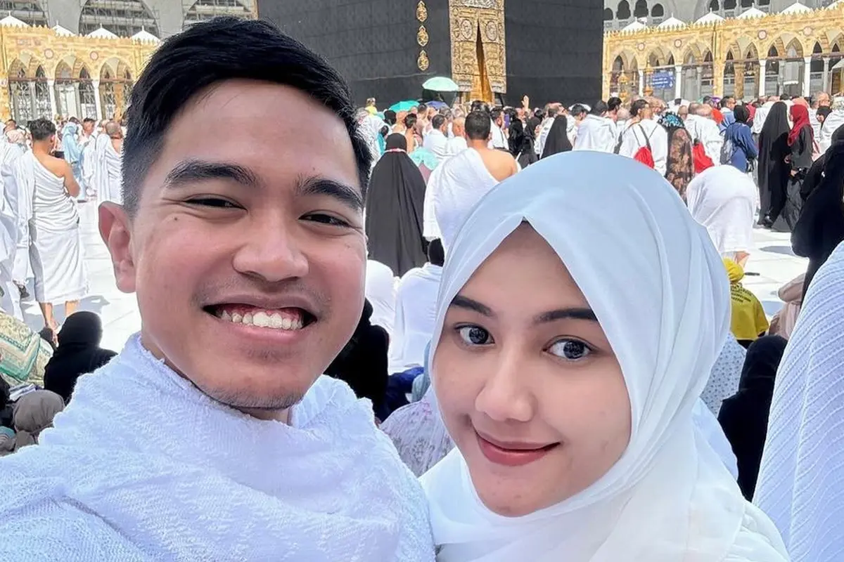 Gaya Erina Gudono Umumkan Kehamilan Anak Pertama dengan Kaesang Pangarep Sembari Umrah , Tampil Anggun Berhijab
