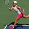 Janice Tjen, petenis Indonesia, mengembalikan bola ke arah Emma Raducanu, petenis Inggris Raya, pada putaran kedua kejuaraan tenis US Open, Rabu, 27 Agustus 2025, di New York. (Foto AP/Andres Kudacki)
