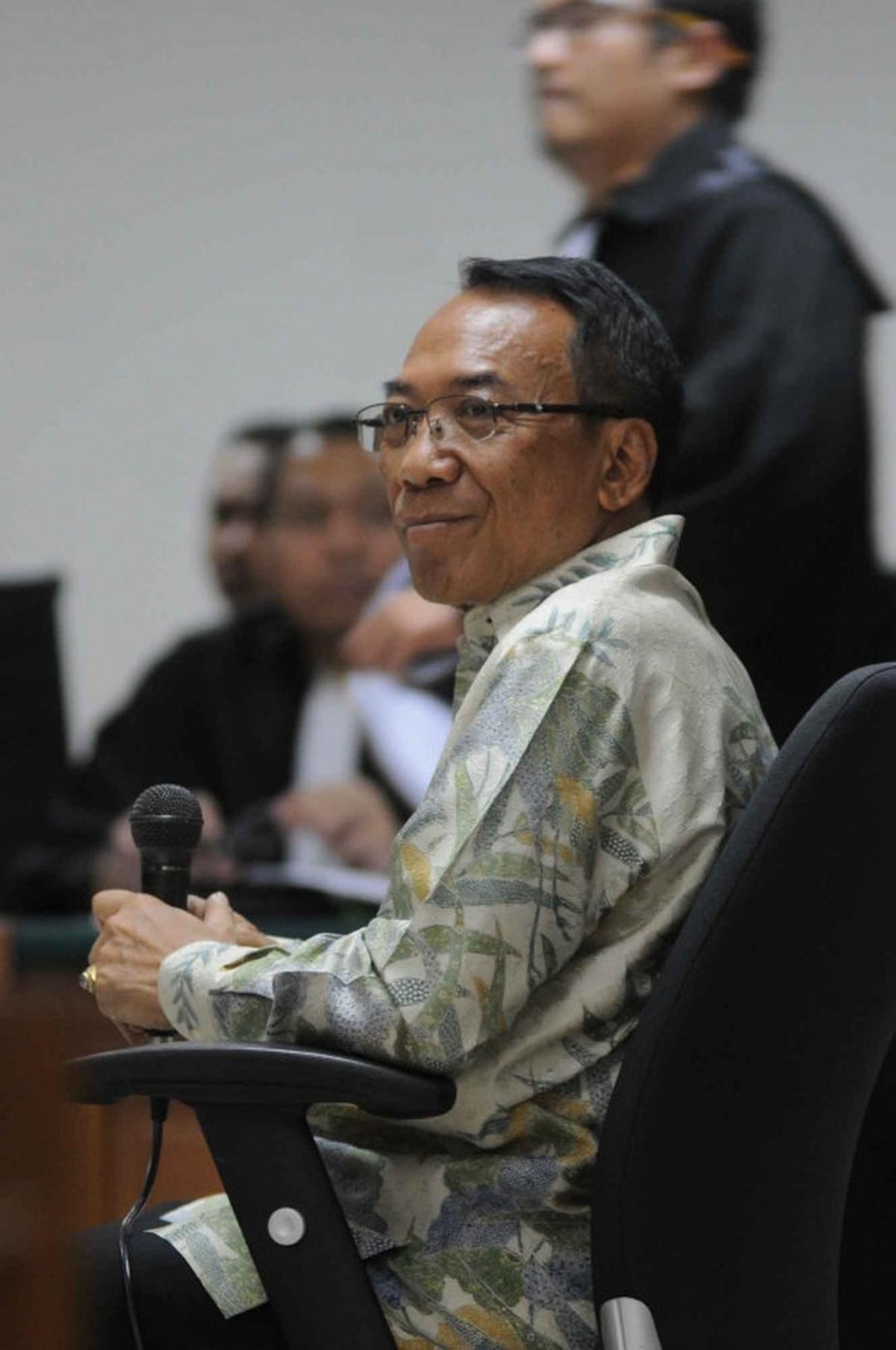 Ekspresi Jero Wacik saat jalani sidang perdana