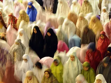 Jemaah wanita melaksanakan salat sunah gerhana atau salat khusuf di Masjid Istiqlal, Jakarta, Rabu (31/1). Ribuan umat muslim dari berbagai daerah melaksanakan salat sunah gerhana atau salat khusuf di Masjid Istiqlal. (Liputan6.com/Helmi Fithriansyah)