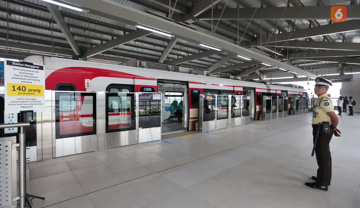 Sejumlah petugas berada di area Stasiun LRT Manggarai, Jakarta, Rabu (16/9/2026). Stasiun tersebut menjadi salah satu bagian dari jalur LRT Jakarta rute Kelapa Gading-Manggarai yang diresmikan Presiden Prabowo Subianto. (KLY/Budy Santoso)