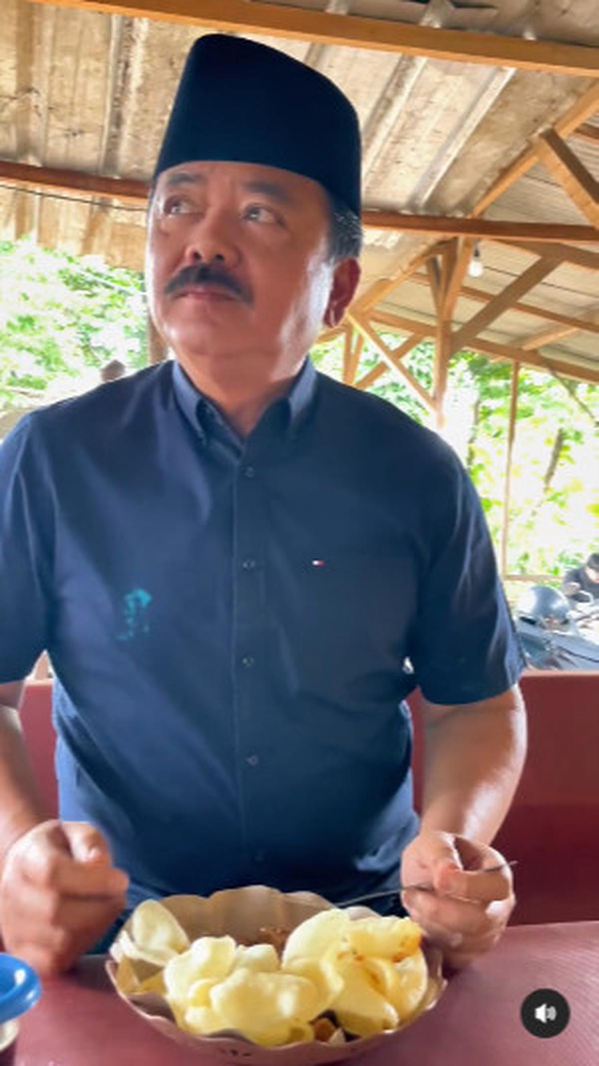 Momen Eks Panglima TNI Jajan di Warung Kampung