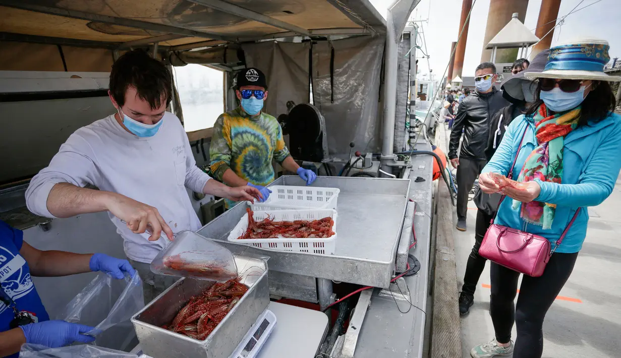 Orang-orang mengantre untuk membeli udang spot segar di Steveston Fisherman's Wharf di Richmond, British Columbia, Kanada (5/6/2020). Musim udang spot tahun ini tertunda akibat kurangnya pasar selama pandemi COVID-19. (Xinhua/Liang Sen)