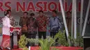 Direktur Utama BNI Achmad Baiquni (ketiga kiri) menerima penghargaan yang diberikan oleh Ketua Persatuan Wartawan Indonesia (PWI) Margiono dalam acara puncak Hari Pers Nasional (HPN) 2017 di Ambon, Maluku, Kamis (9/2). (Liputan6.com/Faizal Fanani)