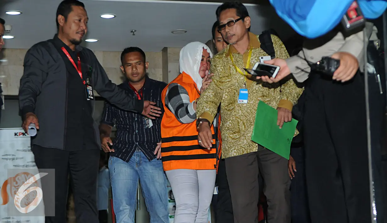 Bupati Klaten Sri Hartini usai di periksa KPK, Jakarta, Sabtu (31/12). Sri Hartini diduga menerima suap terkait dengan promosi jabatan dalam pengisian susunan organisasi dan tata kerja organisasi perangkat daerah. (Liputan6.com/Helmi Affandi)