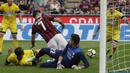 Proses terjadinya gol oleh striker AC Milan, Nikola Kalinic, ke gawang Udinese pada laga Serie A di Stadion San Siro, Milan, Minggu (17/9/2017). AC Milan Menang 2-1 atas Udinese. (AP/Luca Bruno)