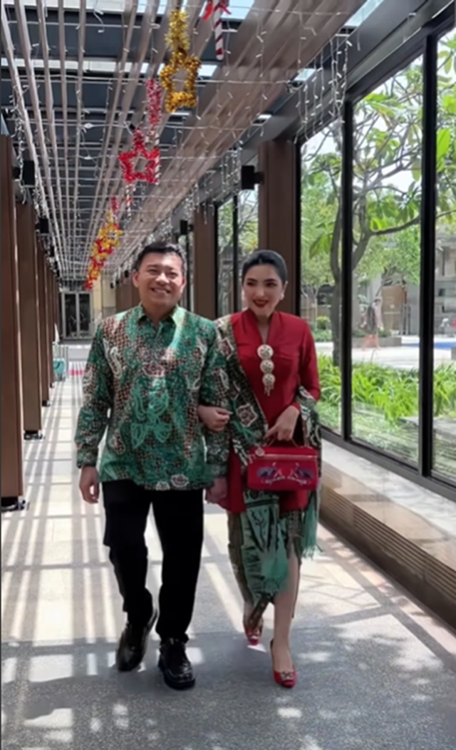 Sarah Menzel wisuda S1 dua kali setahun, intip 5 gaya menawan Ashanty istri Anang saat hadiri acaranya