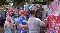 Terkenal 'Sultan', Bamsoet Belikan Baju untuk Cucunya di Kaki Lima Bogor