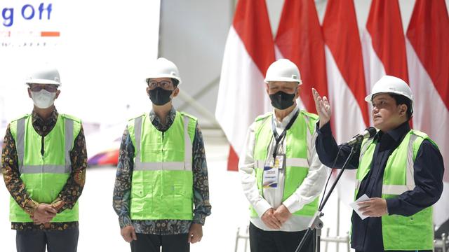 Menteri BUMN Erick Thohir mendampingi Presiden Joko Widodo dalam seremoni penutupan atap (topping off) stadion Indoor Multifunction Stadium (IMS) di kawasan Gelora Bung Karno (GBK), Jakarta