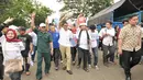 Cawagub DKI Jakarta, Sandiaga Uno dan Ustad Solmed saat tiba di Pasar Induk, Kramat Jati, Jakarta, Senin (16/1). (Liputan6.com/Yoppy Renato)