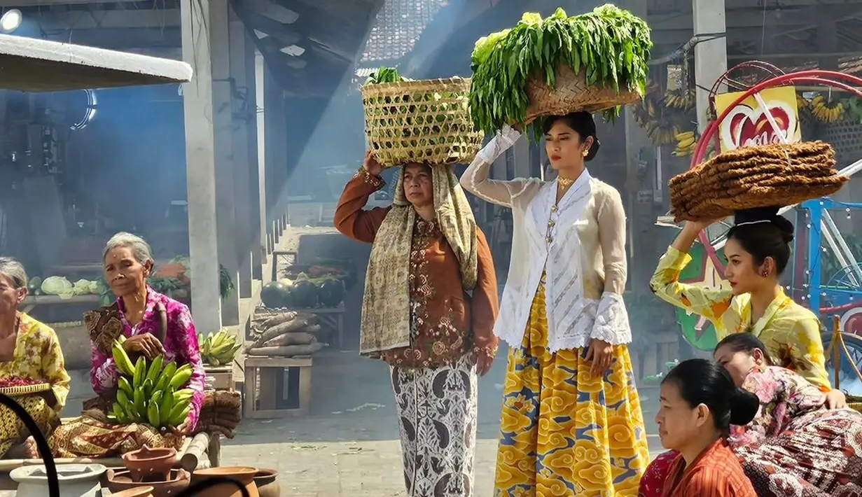 Gencar promosikan kebaya, Dian Sastrowardoyo tampil anggun di perayaan Kemerdekaan RI dengan kebaya kartini putih dan rok a-line motif batik megamendung yang memesona. [@therealdisastr].