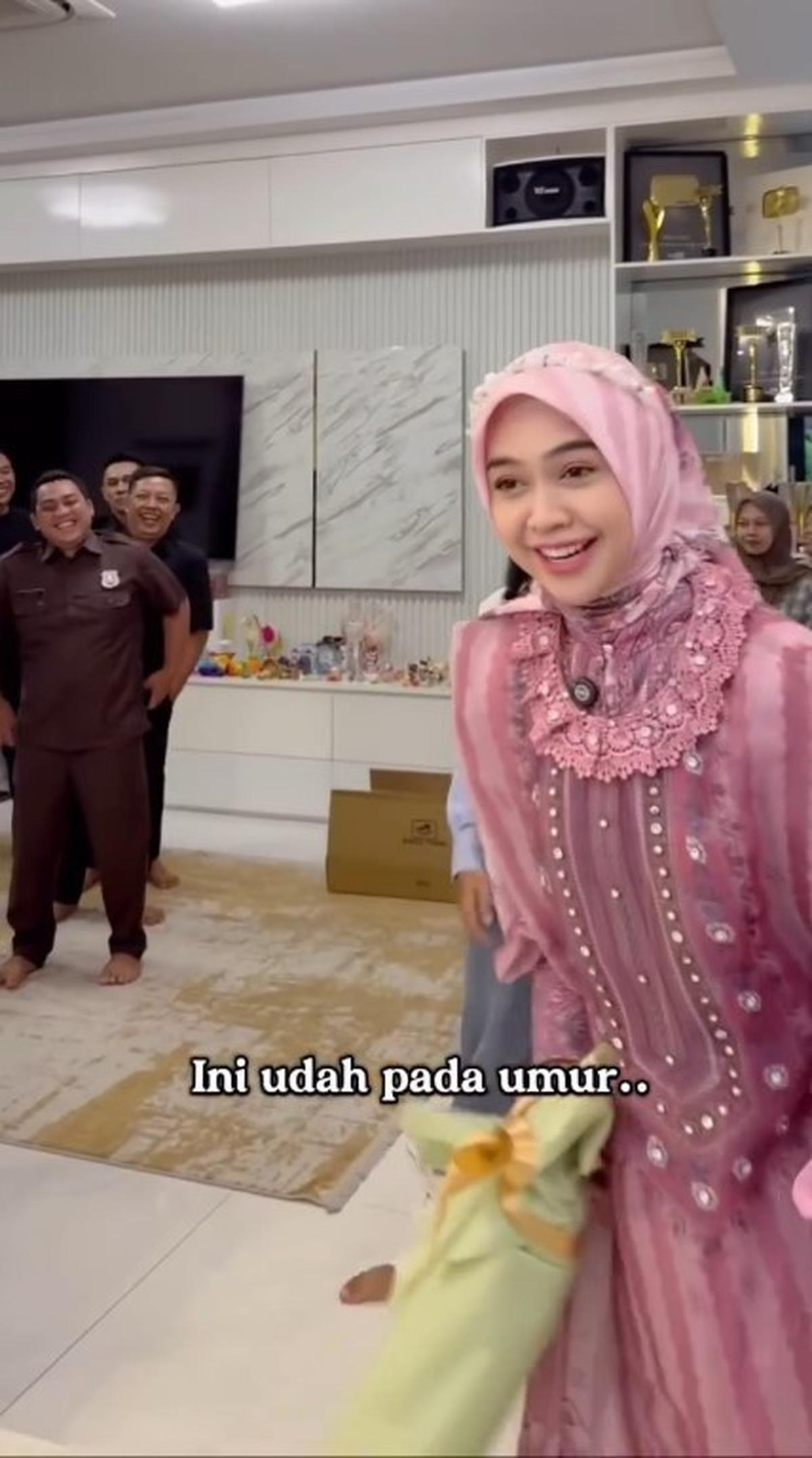 Cara Unik Ria Ricis Bagi THR ke Karyawan, Uang Dijadikan Buket