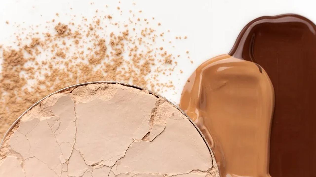 Sementara itu, cushion lebih condong ke arah medium coverage, ideal untuk makeup sehari-hari dengan tampilan yang lebih ringan.