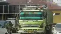 Seorang suami tega melindas instrinya dengan truk tronton. (Liputan 6 SCTV)