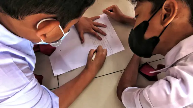 Cegah Kepunahan Cikalang Christmas, Komunitas Burung Laut Edukasi Pelajar di Pulau Untung Jawa