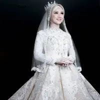 Saat menikah pada November 2018 lalu, Melody Laksani Eks JKT48 memilih gaun pengantin modern bersiluet A-line yang memberi kesan glamor nan elegan. [Instagram/melodylaksani92]