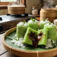 Kue putu bambu rumahan dengan isian gula merah. [AI Generated]