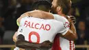 Radamel Falcao merayakan gol bersma rekannya saat melawan CSKA Moscow, Aleksei Berezutski pada laga grup E Liga Champions di Louis II Stadium, Monaco (2/11/2016). Monaco menang 3-0. (AFP/Anna-Chritine Poujoulat)