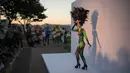 Model berpose selama sesi pemotretan untuk Daegu International Bodypainting Festival 2017 di Daegu, Korea Selatan, (26/8). Dengan tubuh yang sudah dipenuhi pola dan gambar berwarna-warni, para model berjalan di hadapan ratusan pengunjung. (Ed JONES / AFP)