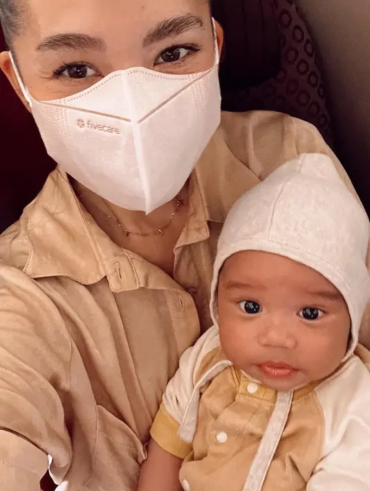 <p>"Hanya kami berdua... perjalanan kerja cepat ke Jakarta," tulis jenniferbachdim dalam unggahan 10 Mei lalu. [Instagram/jenniferbachdim]</p>