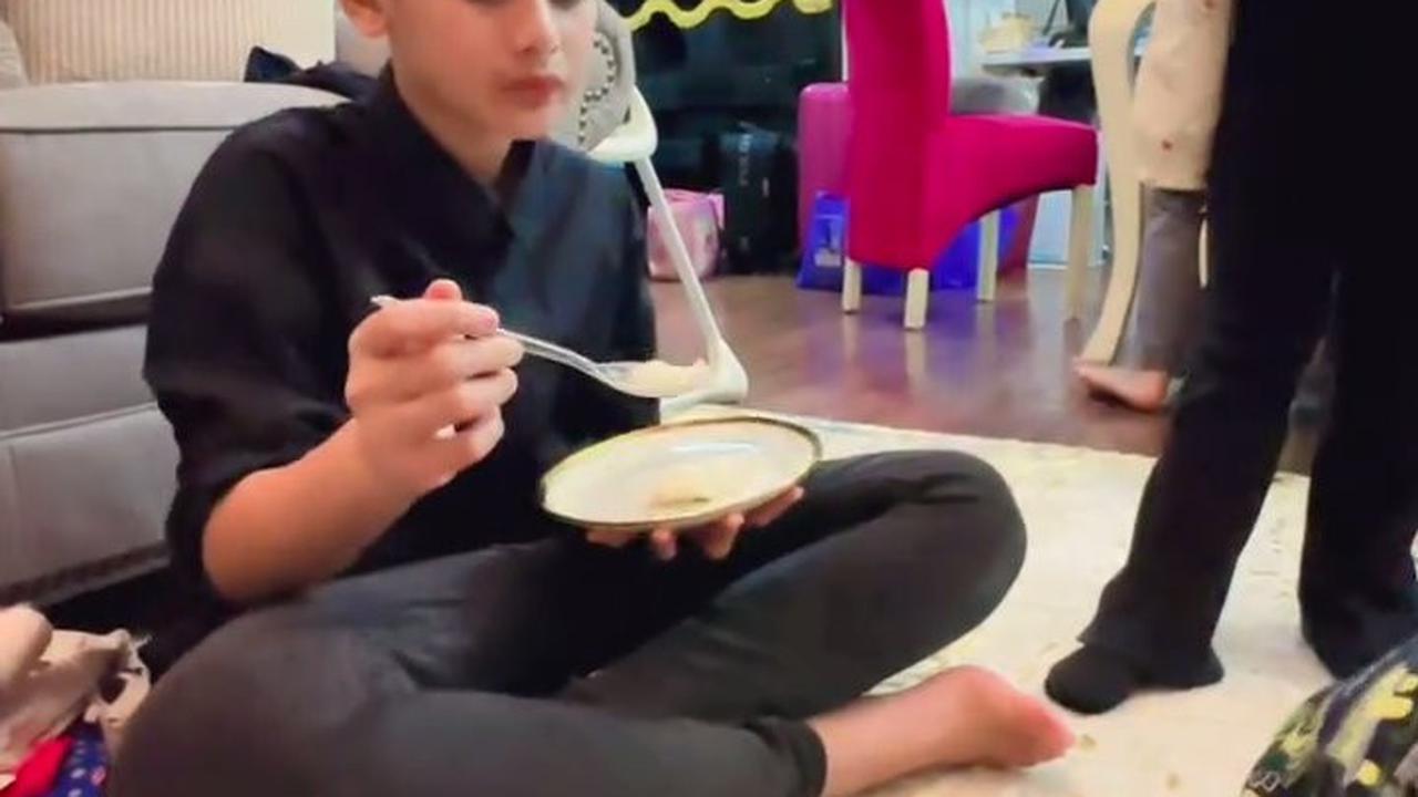 7 Potret King Faaz Anak Fairuz A Rafiq Momong Sang Adik, Disuapi dengan Hati-Hati - Diperlakukan Penuh Kasih