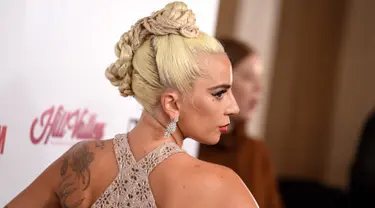 Lady Gaga berpose saat tiba menghadiri acara American Cinematheque Award ke-32 untuk menghormati Bradley Cooper di Beverly Hills, California, AS (29/11). Lady Gaga tampil seksi mengenakan gaun transparan berwarna krem. (AP Photo/Jordan Strauss)