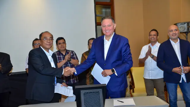 Ketua Umum Ashuri, Nur Faizin dengan Saad Khayat dari Mecca Construction Development (MCD) seusai menandatangani MoU untuk jemaah Indonesia haji dan umrah di Jakarta, Senin (23/9/2024).