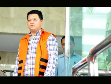 Direktur PT Papua Indah Perkasa Teddy Renyut saat keluar dari gedung KPK, Senin (11/8/2014) (Liputan6.com/Panji Diksana)