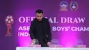 Exco PSSI, Muhammad melakukan pengundian dalam acara drawing Piala AFF U-17 2026 yang berlangsung di SCTV Tower Lt 8, Senayan, Jakarta pada Jumat (06/03/2026). Timnas Indonesia U-17 tergabung ke dalam Grup A bersama Vietnam, Malaysia, dan Timor Leste. (Bola.com/Bagaskara Lazuardi)