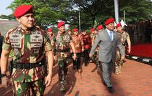 Dikawal Mayor Teddy, Prabowo Bagi-bagi Sesuatu ke Prajurit Baret Merah di HUT Kopassus, Apa itu?