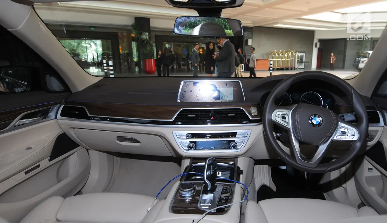 Interior BMW seri 7 yang dibuat untuk tamu saat peluncuran BMW Premium Shuttle Shangri-La Exclusive Staycation di Jakarta, Selasa (10/7). Program kerjasama ini untuk tamu sebagai paket menginap dan tranportasi di wilayah Jakarta. (Merdeka.com/Dwi Narwoko)